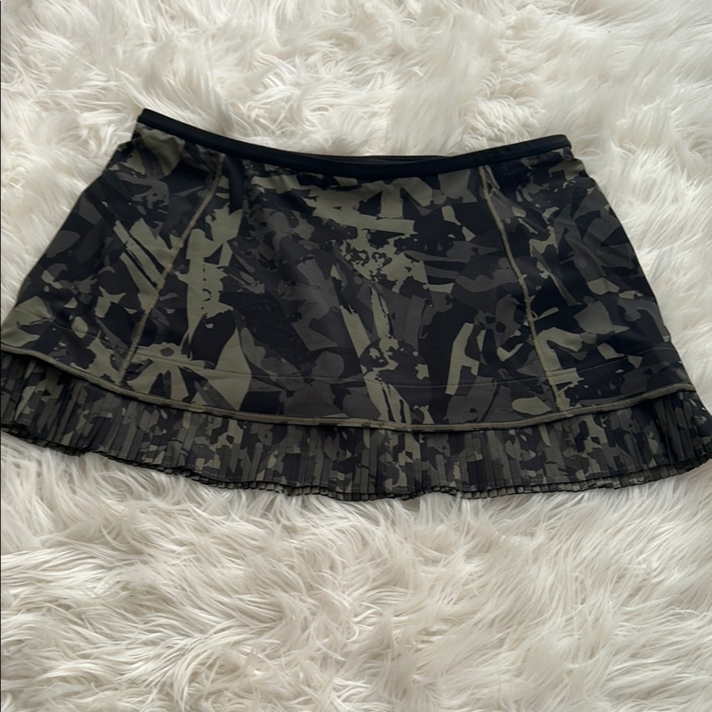 LULULEMON Camouflage Pleated Women's Skirt SZ 8